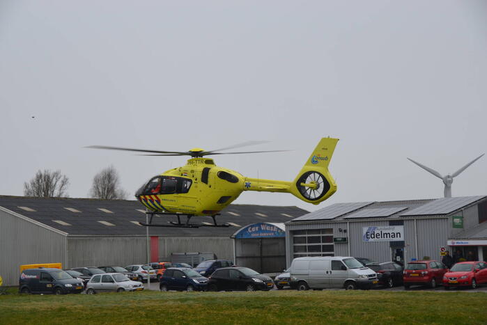 Traumahelikopter landt bij autobedrijf
