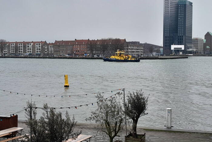 Persoon gered uit Nieuwe Maas door watertaxi