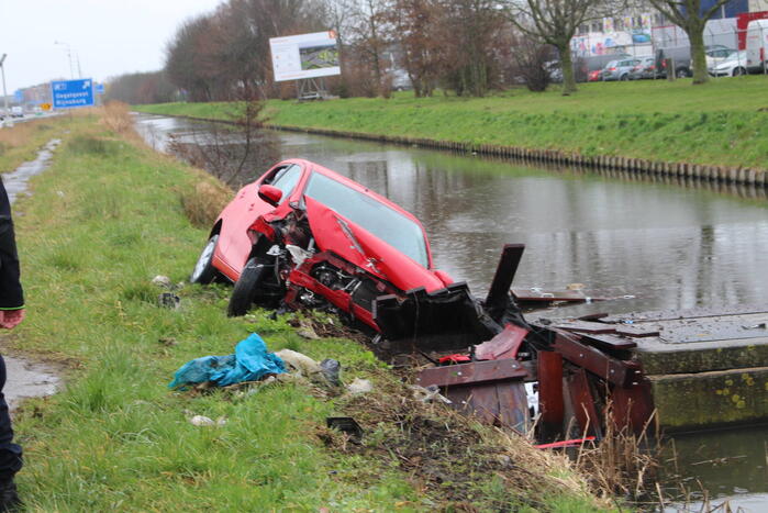 Automobilist raakt van de weg en belandt half in de sloot