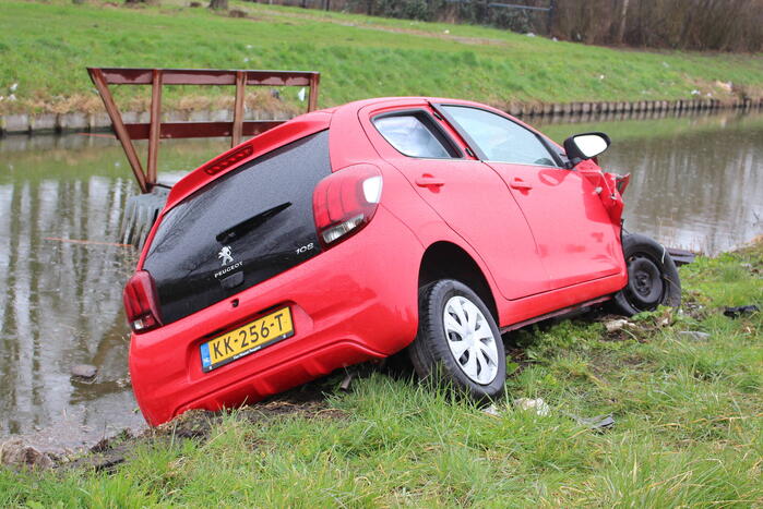 Automobilist raakt van de weg en belandt half in de sloot