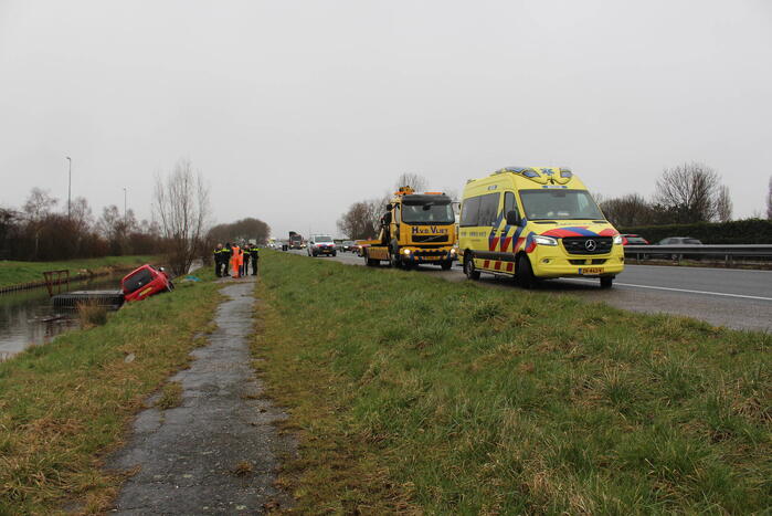 Automobilist raakt van de weg en belandt half in de sloot