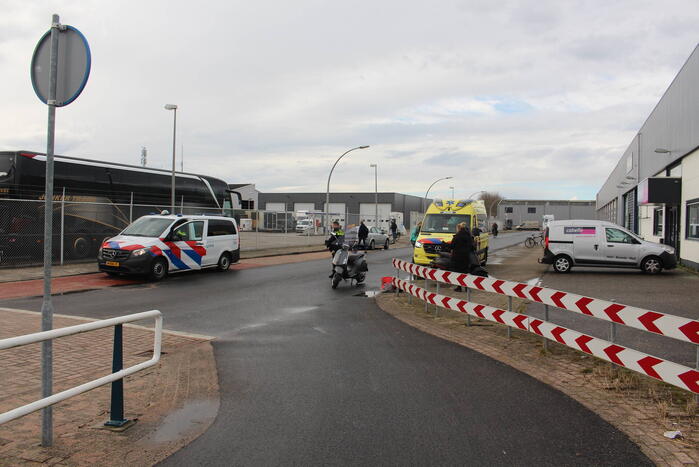 Scooterrijdster gaat hard onderuit