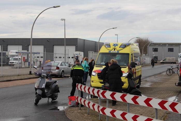 Scooterrijdster gaat hard onderuit