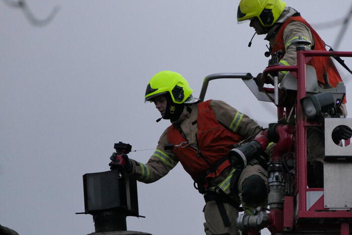 Brandweer controleert schoorsteen vanwege mogelijke brand