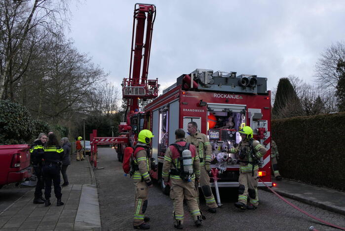 Brandweer controleert schoorsteen vanwege mogelijke brand