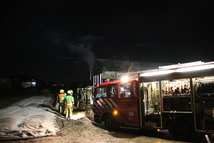 Grote brand in loods met auto's