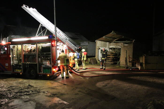 Grote brand in loods met auto's