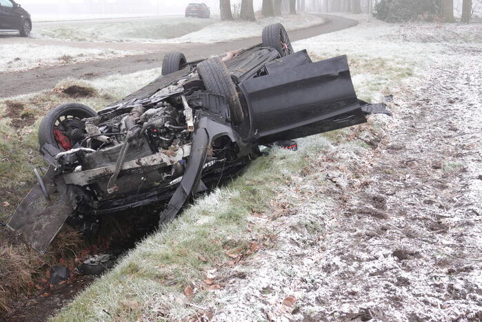Auto raakt van de weg en belandt op de kop in de sloot