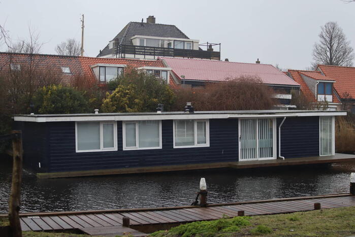 Woonboot maakt water