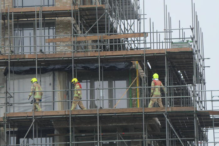 Rondvliegend bouwmateriaal zorgt voor inzet brandweer