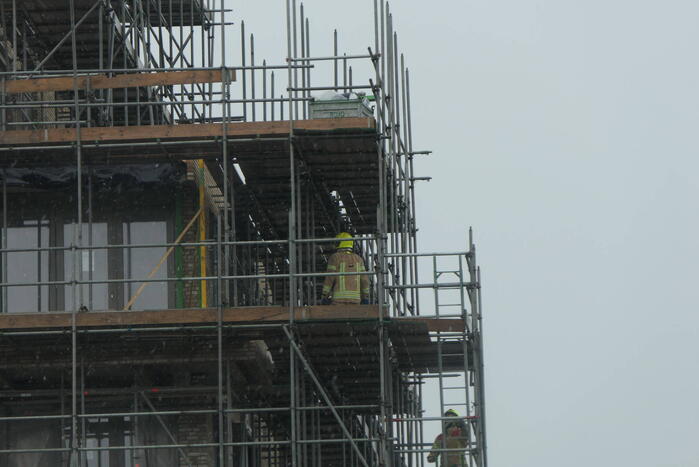 Rondvliegend bouwmateriaal zorgt voor inzet brandweer