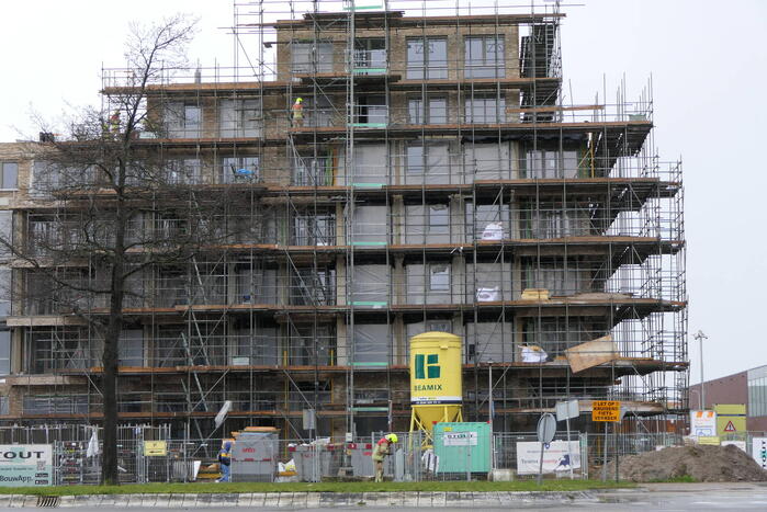 Rondvliegend bouwmateriaal zorgt voor inzet brandweer