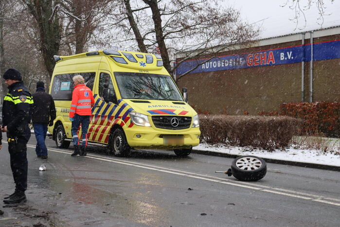 Forse schade en wiel afgebroken na botsing