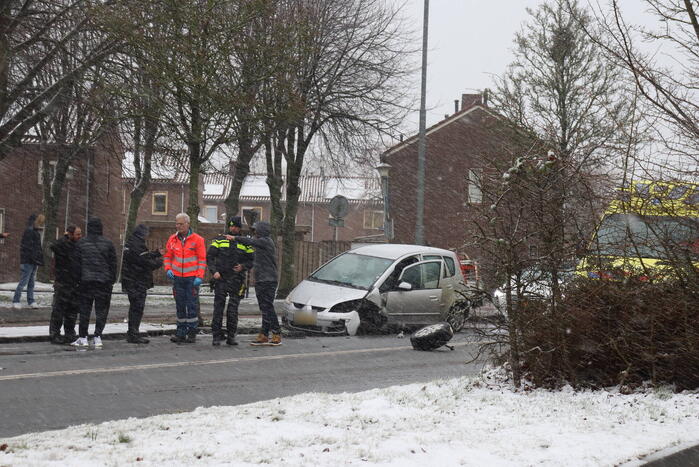 Forse schade en wiel afgebroken na botsing