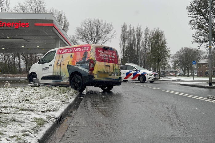 Forse schade en wiel afgebroken na botsing