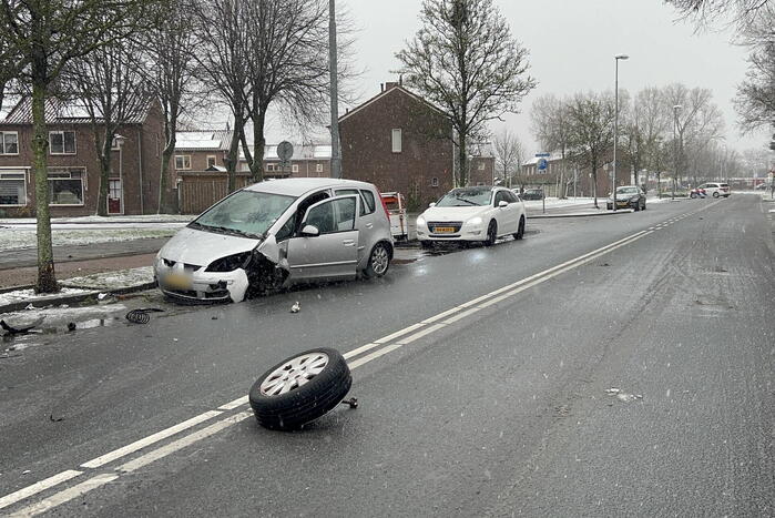 Forse schade en wiel afgebroken na botsing