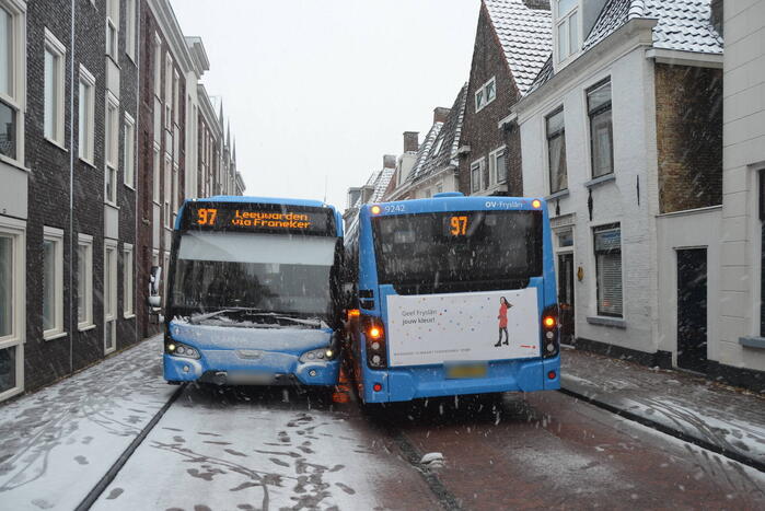 Lijnbussen vast na botsing door gladheid