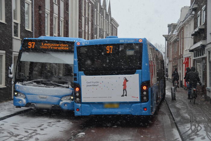 Lijnbussen vast na botsing door gladheid