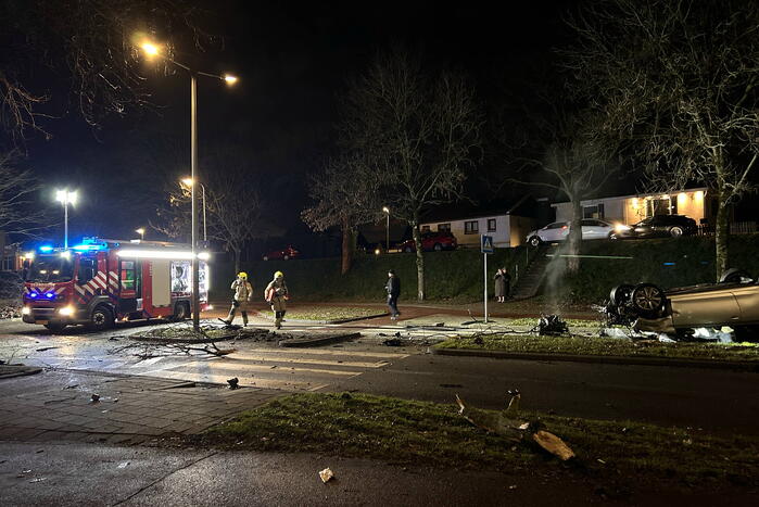 Auto belandt op de kop bij ongeval