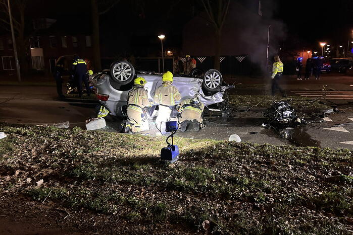 Auto belandt op de kop bij ongeval