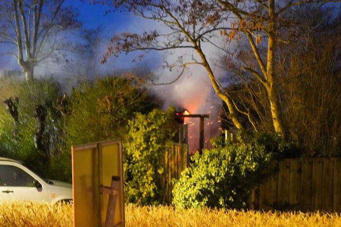 Schuur verwoest door uitslaande brand
