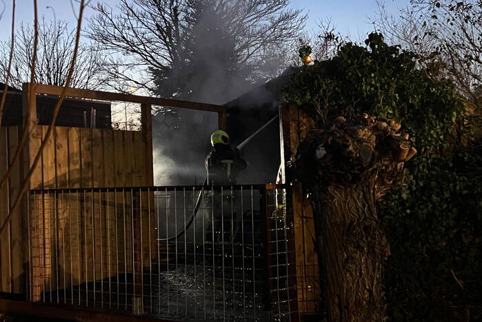 Schuur verwoest door uitslaande brand