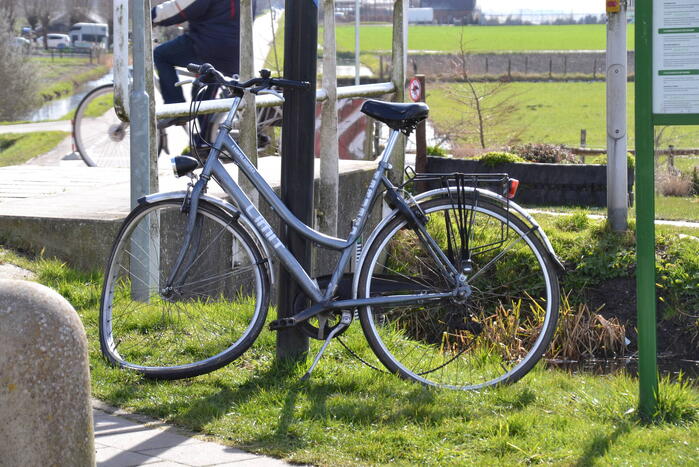 Fietser geschept door bestelbus
