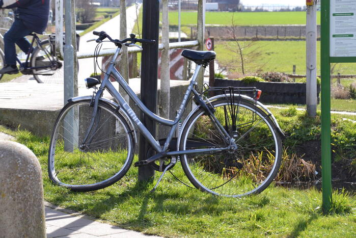 Fietser geschept door bestelbus