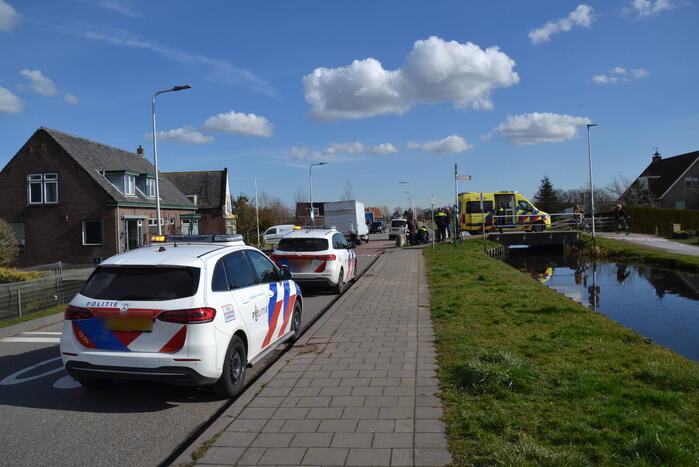 Fietser geschept door bestelbus