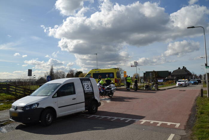 Fietser geschept door bestelbus