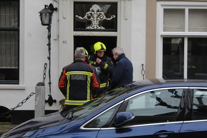 Brandweer verricht metingen na gaslucht