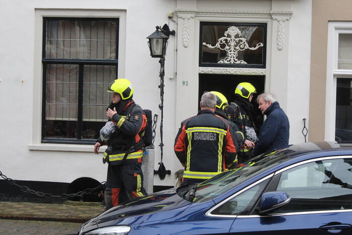 Brandweer verricht metingen na gaslucht