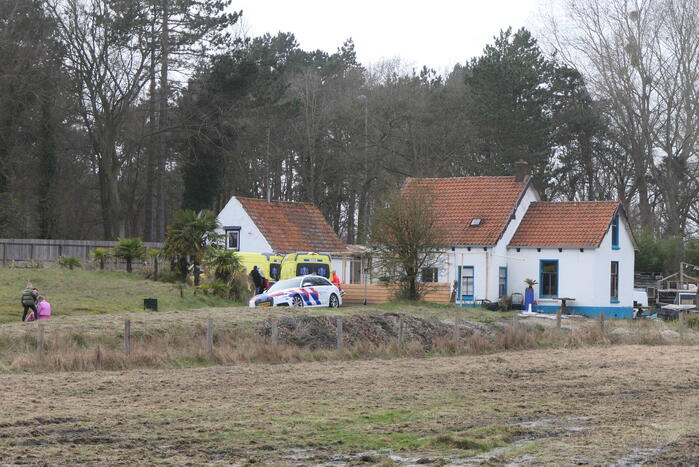 Persoon overleden na incident bij woning