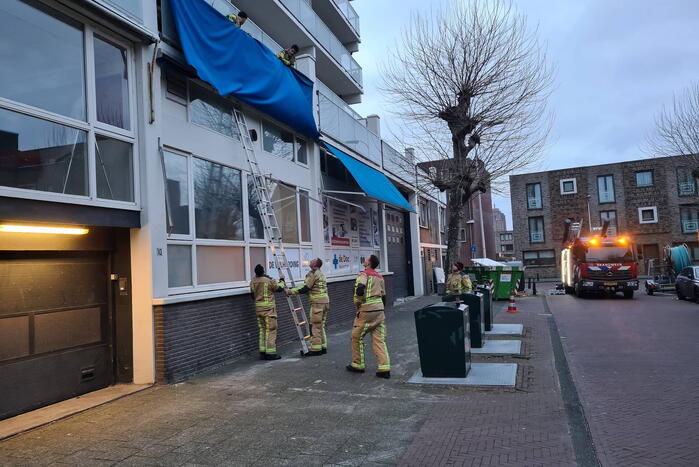 Brandweer verwijdert zonnescherm