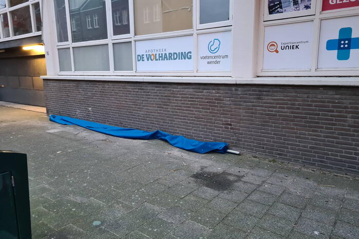 Brandweer verwijdert zonnescherm