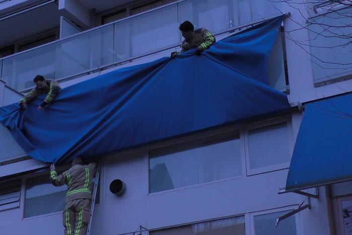 Brandweer verwijdert zonnescherm