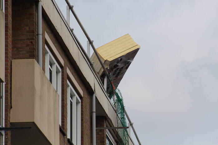 Dakdekkers spullen waaien van dak