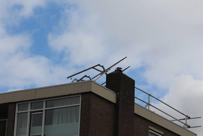 Dakdekkers spullen waaien van dak