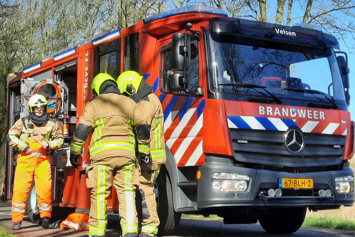 Omgewaaide bomen blokkeren weg