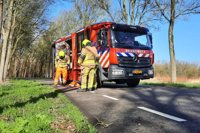 Omgewaaide bomen blokkeren weg