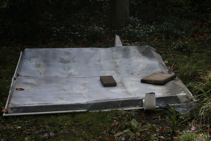 Dakdeel laat los door harde wind