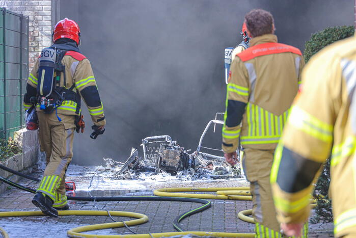 Brommobile vliegt bij garage Militant in brand