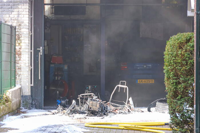 Brommobile vliegt bij garage Militant in brand