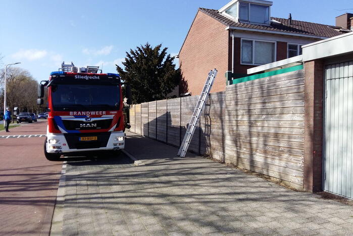 Brandweer blust brand in garagebox