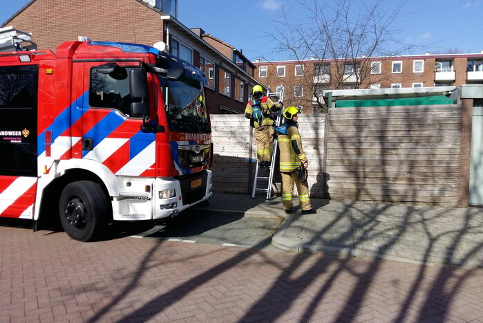 Brandweer blust brand in garagebox