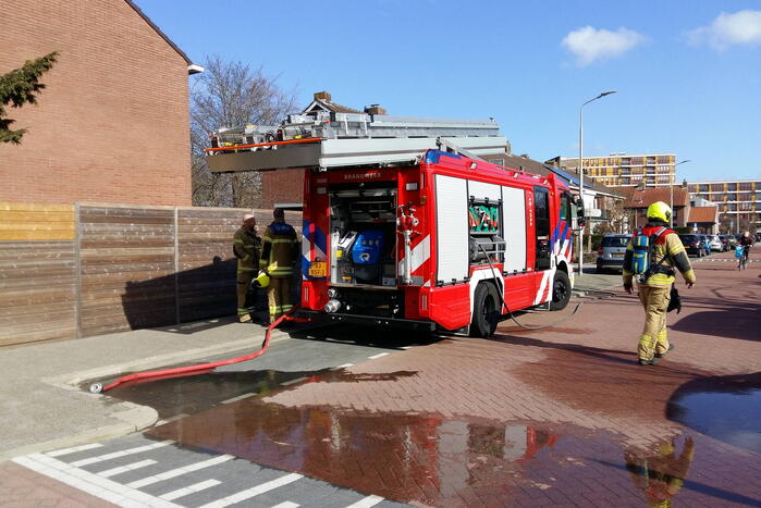 Brandweer blust brand in garagebox