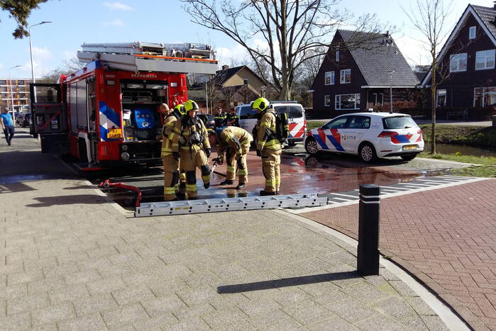 Brandweer blust brand in garagebox