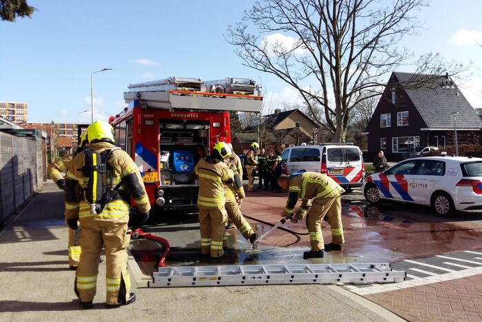 Brandweer blust brand in garagebox