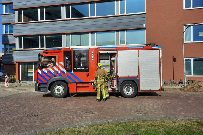 Brandweer zet dakplaten vast