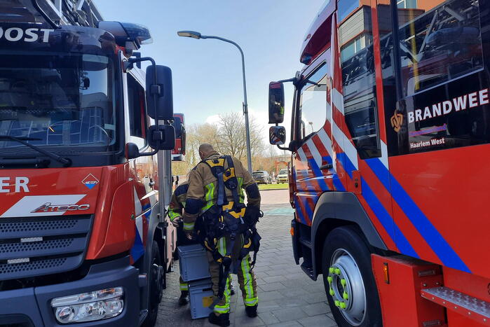 Brandweer zet dakplaten vast